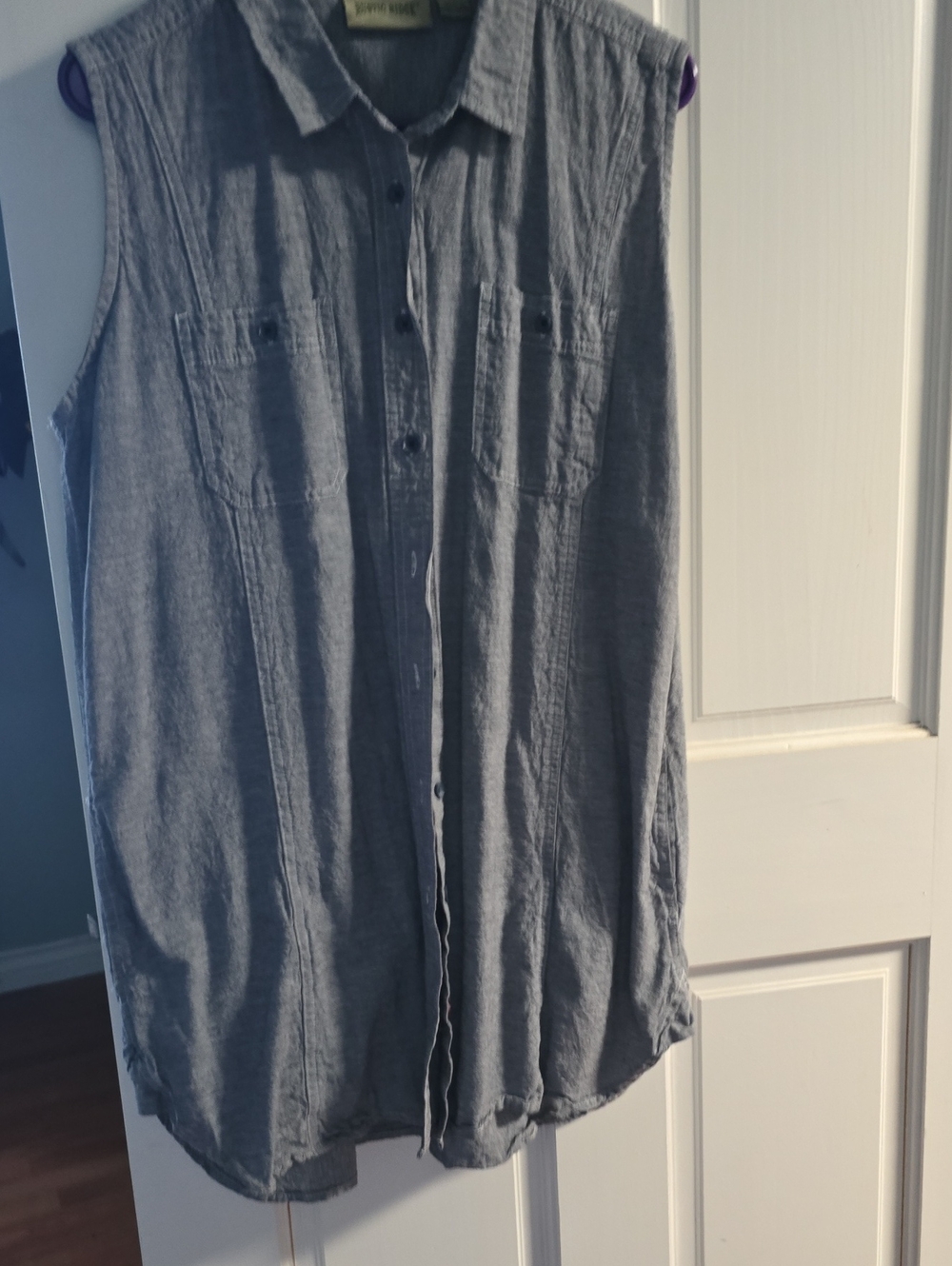 Sleeveless Button-Front Tunic Top in Gray - Unbranded